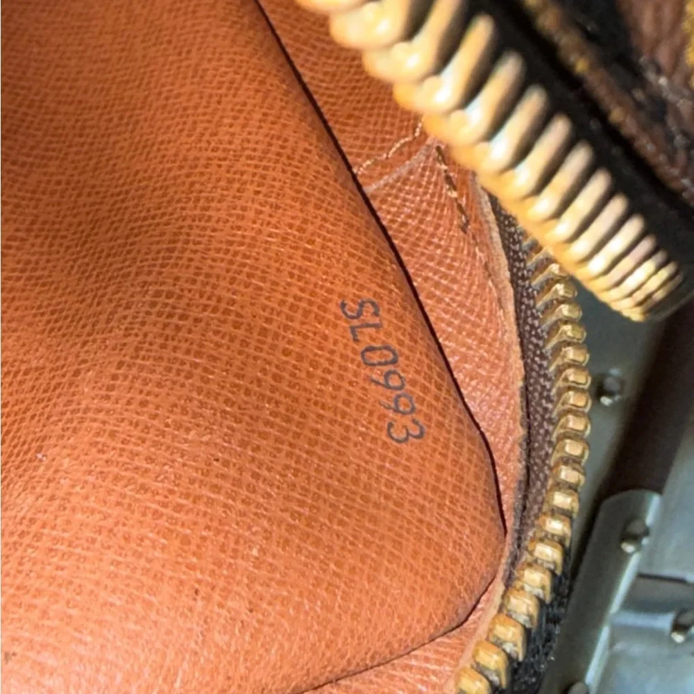 ๐ SOLD ๐ LOUIS VUITTON
Marly Dragonne GM
Monogram Clutch /Handbag - Picture 11 of 15